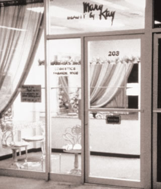 Otwarcie salonu Beauty by Mary Kay w piątek, 13 września 1963 r., w 45-metrowym pawilonie w Dallas w stanie Teksas.